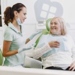 Jak osoby starsze powinny dbać o zdrowie jamy ustnej?